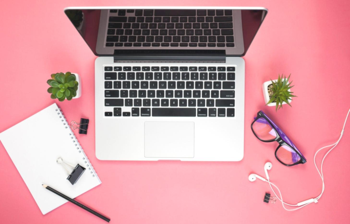 Participanți lucrând la analiza cuvintelor cheie